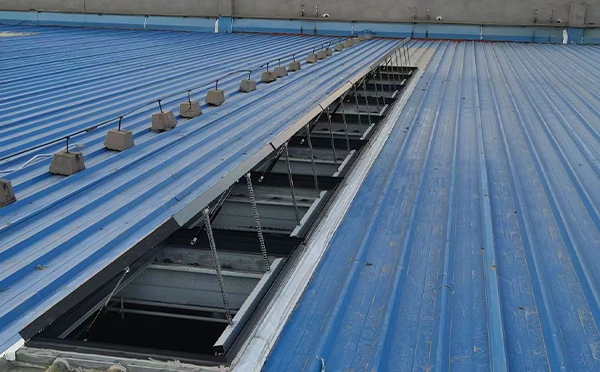 某城市大型商业综合体中庭彬县排烟窗工程